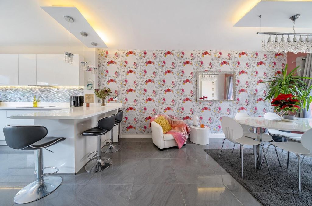 Property photo 3 of 17 1386239-10-6931A05468Dba.Jpg