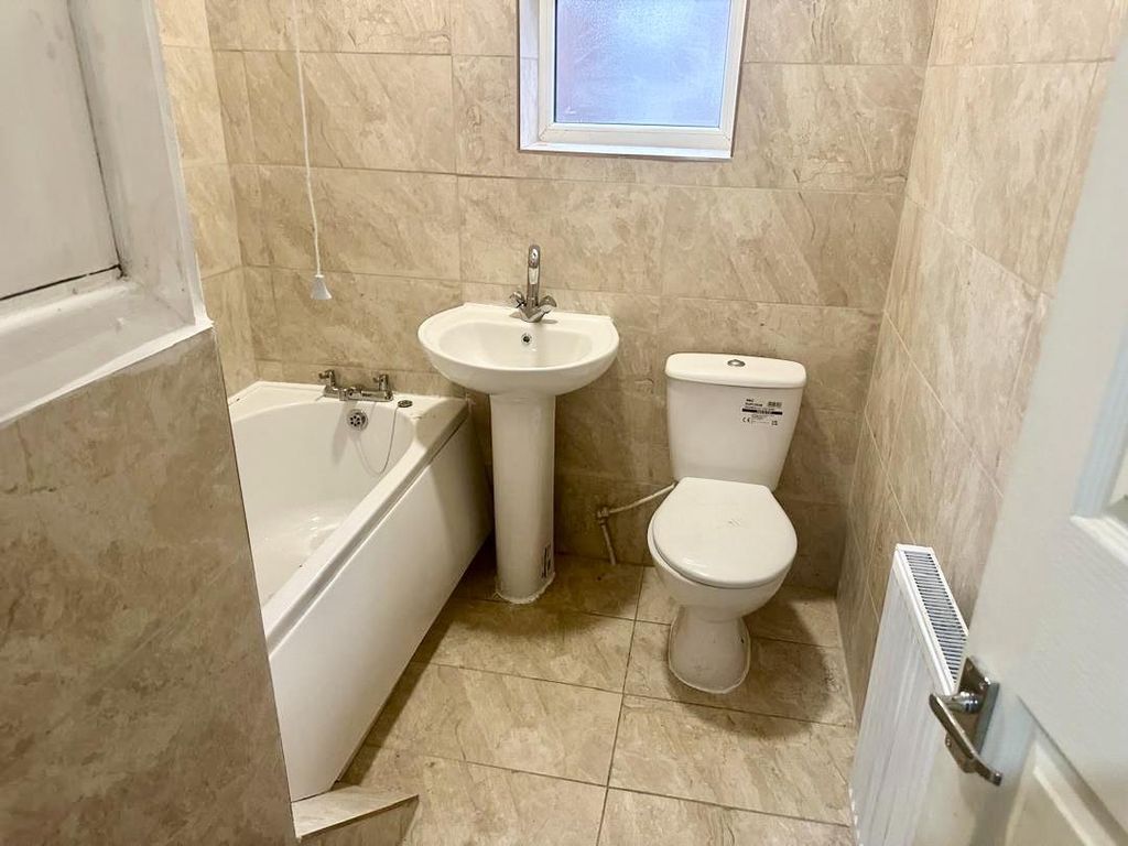 Property photo 2 of 16 Bathroom .Jpeg