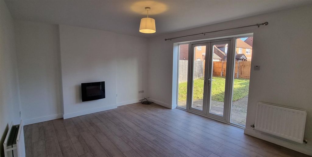 Property photo 3 of 19 Lounge