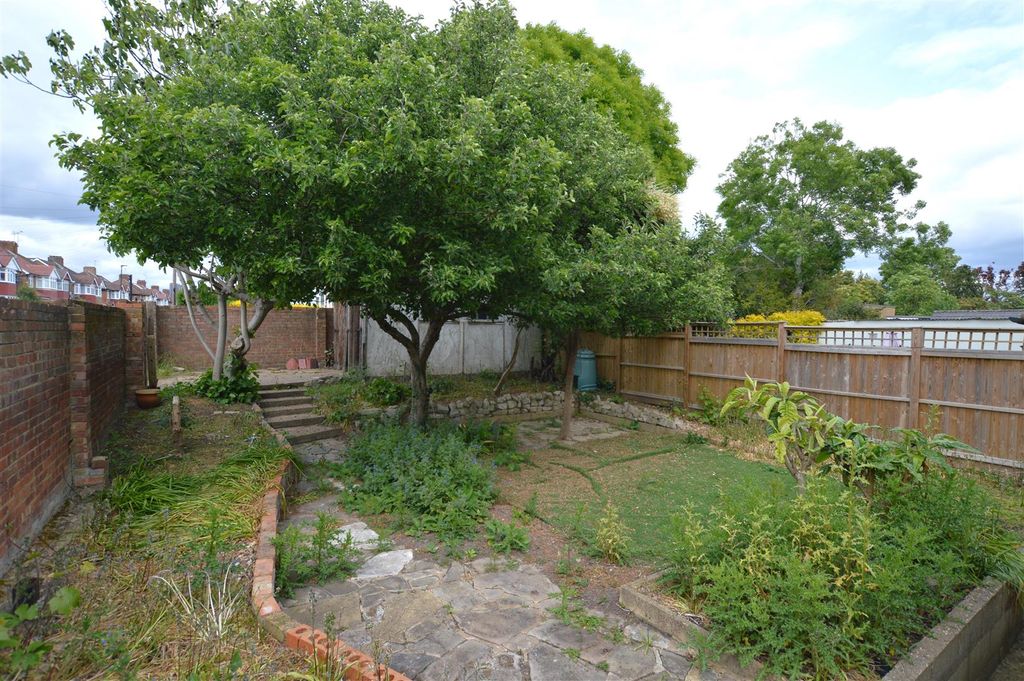 Property photo 3 of 10 34 Whitton Dene Gdn May.Jpg