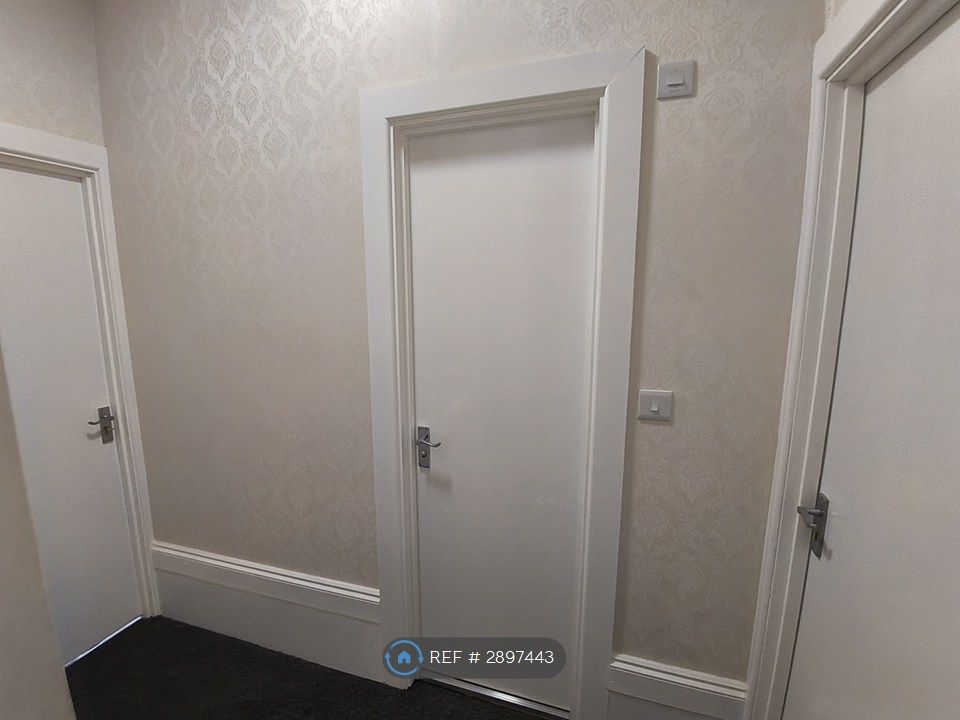 Property photo 1 of 17 Enter Hallway
