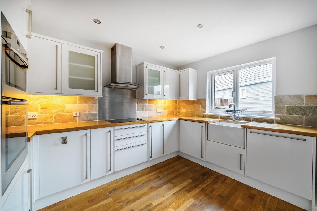Property photo 3 of 11 Kitchen