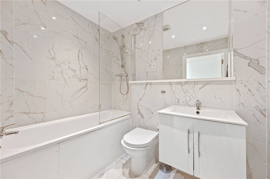 Property photo 3 of 10 Bathroom