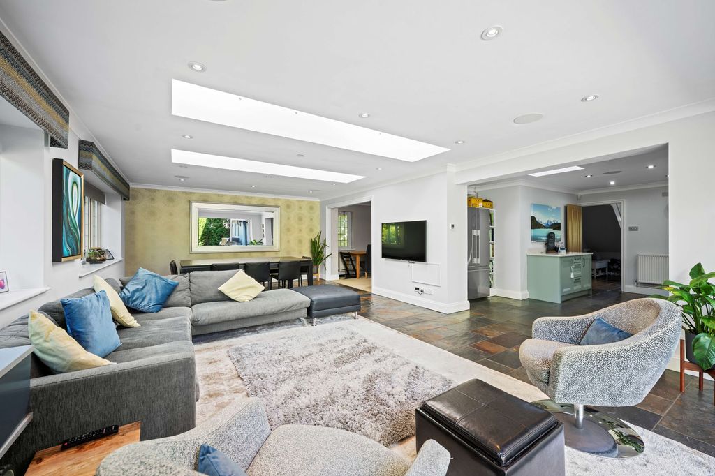 Property photo 3 of 27