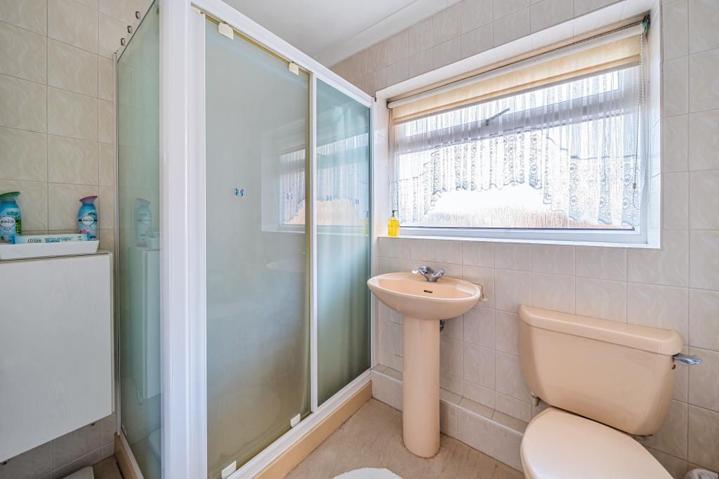 Property photo 2 of 18 Bathroom
