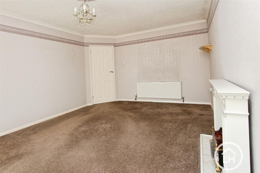 Property photo 3 of 12 Lounge