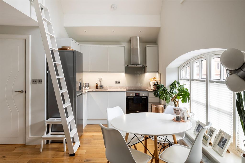 Property photo 3 of 20 9 The Priory-5.Jpg