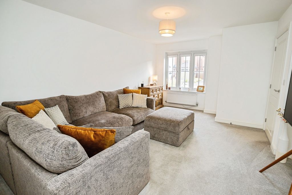 Property photo 3 of 17 Lounge