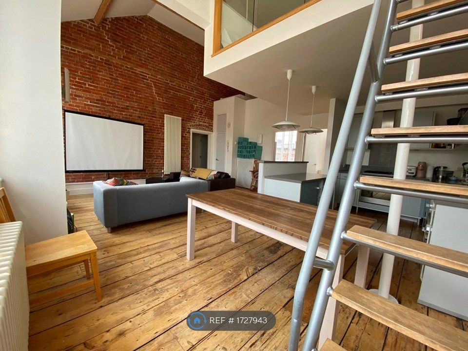 Property photo 3 of 26 Loft Apartment - High Ceilings And Spacious