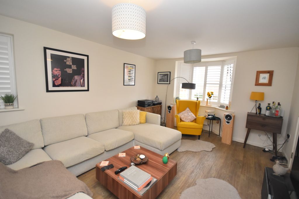 Property photo 3 of 13 Lounge