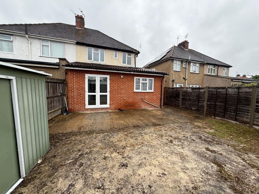 Property photo 1 of 9 Semi-Detached House To Rent Cromer Close, Uxbridge Ub8