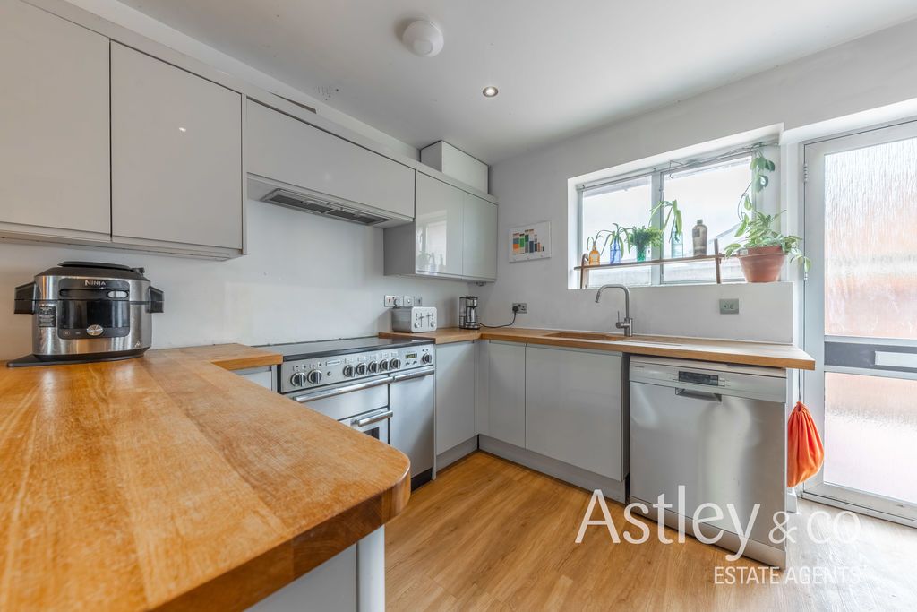 Property photo 3 of 17 Kitchen