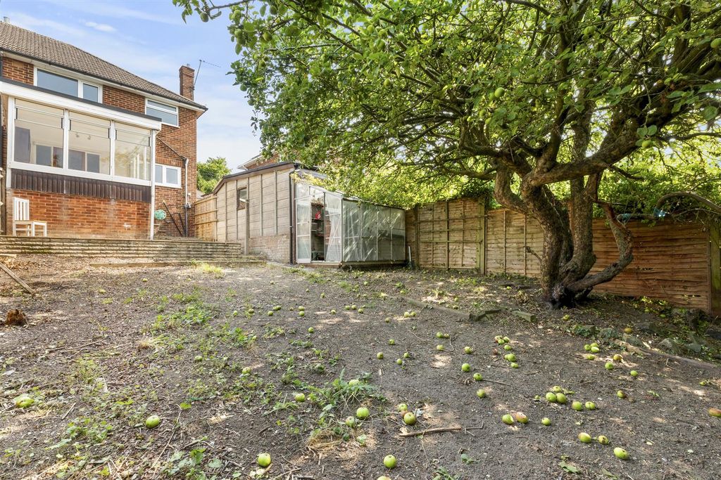 Property photo 2 of 15 39 Terryfield Road, Hp13 7Ry-13.Jpg