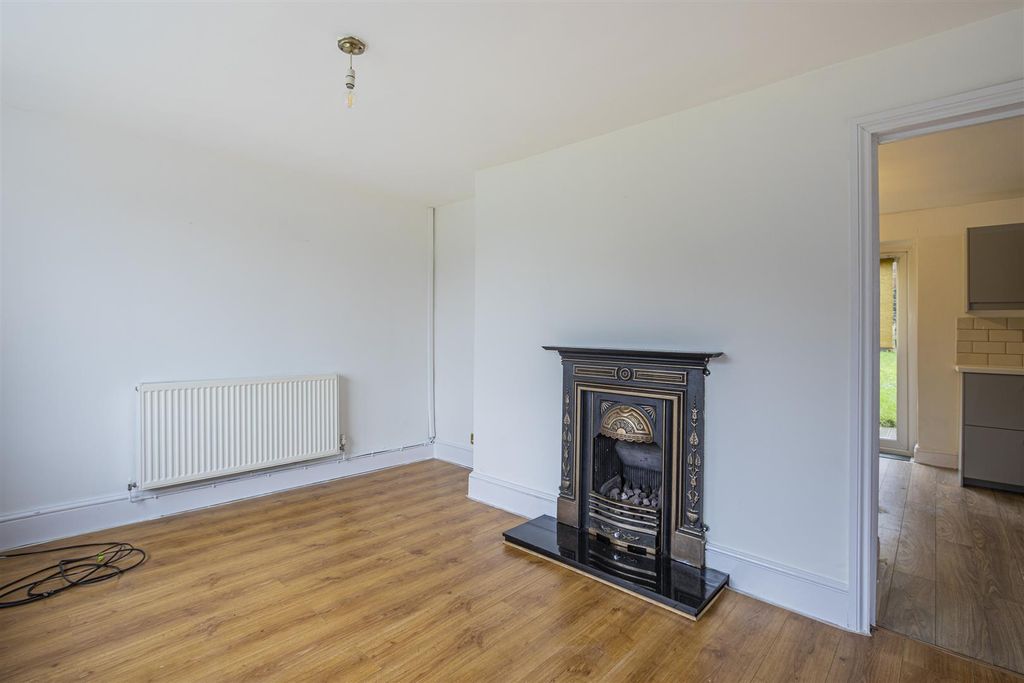 Property photo 3 of 15 Heol Gwynno 47-11.Jpg