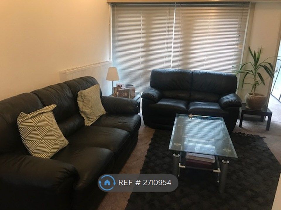 Property photo 1 of 10 Living Room