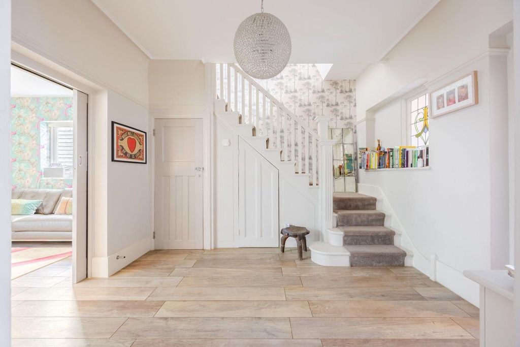 Property photo 3 of 38 Entrance Hall