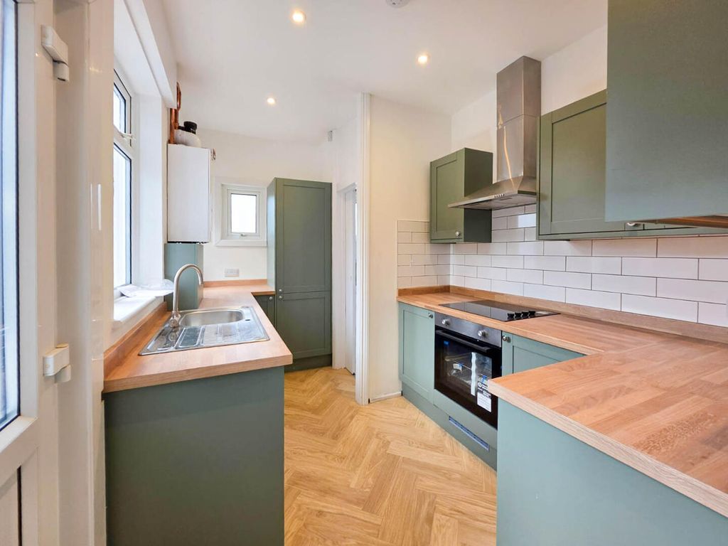 Property photo 3 of 17 Kitchen