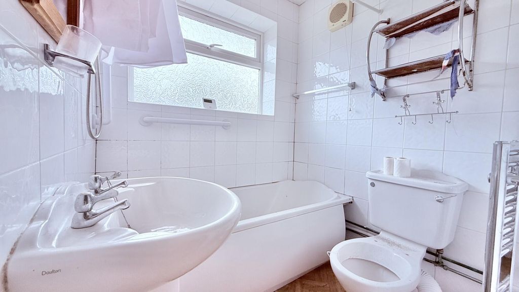 Property photo 3 of 10 Bathroom