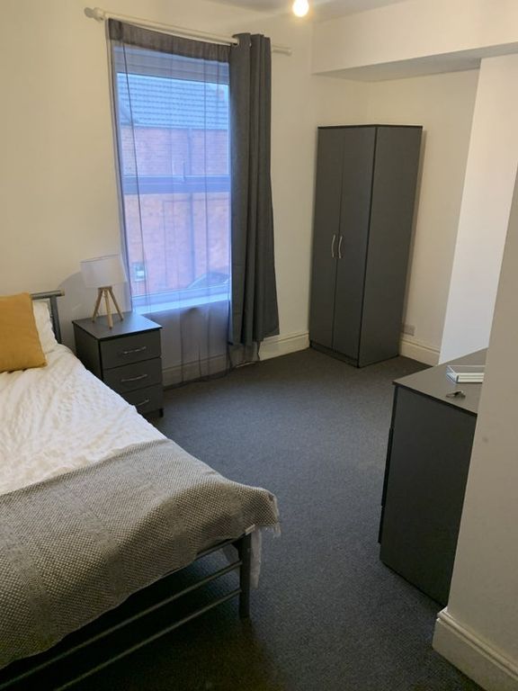 Property photo 1 of 6 Tidy Double Bedroom With Ample Storage Space....