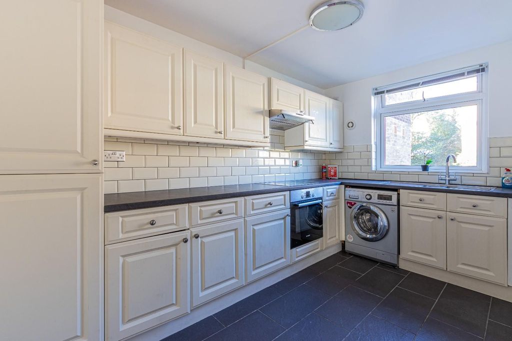 Property photo 3 of 11 Marion Court 17 (8 Of 9).Jpg