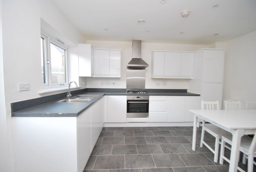 Property photo 2 of 11 Kitchen