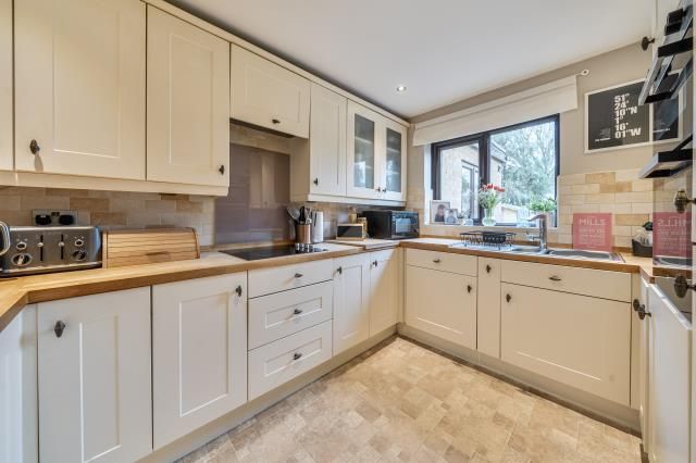 Property photo 2 of 11 Kitchen