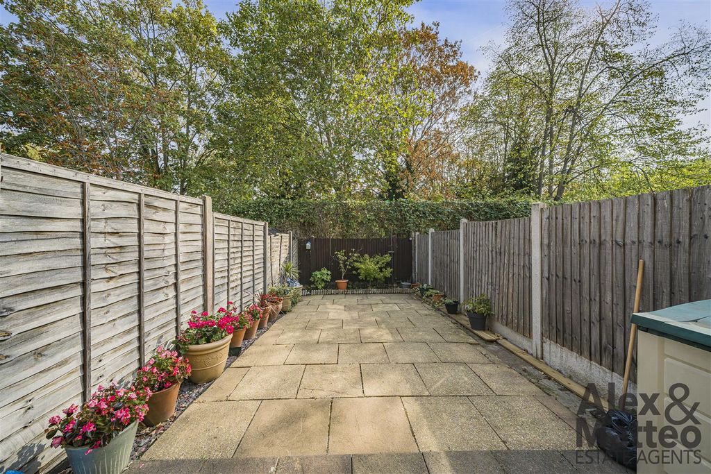 Property photo 2 of 18 Ann Moss Way