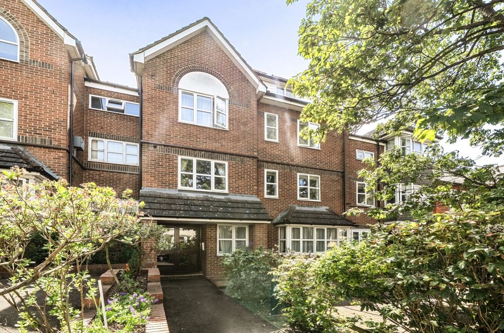 Property photo 3 of 10 1-6A1Da12F3d465-1470850-2-6A1d75dc9d2d6-1