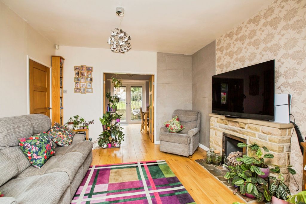 Property photo 2 of 16 Lounge