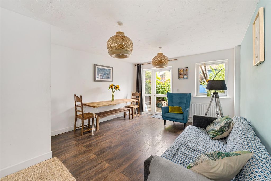 Property photo 1 of 28 Marconi Rd, E10