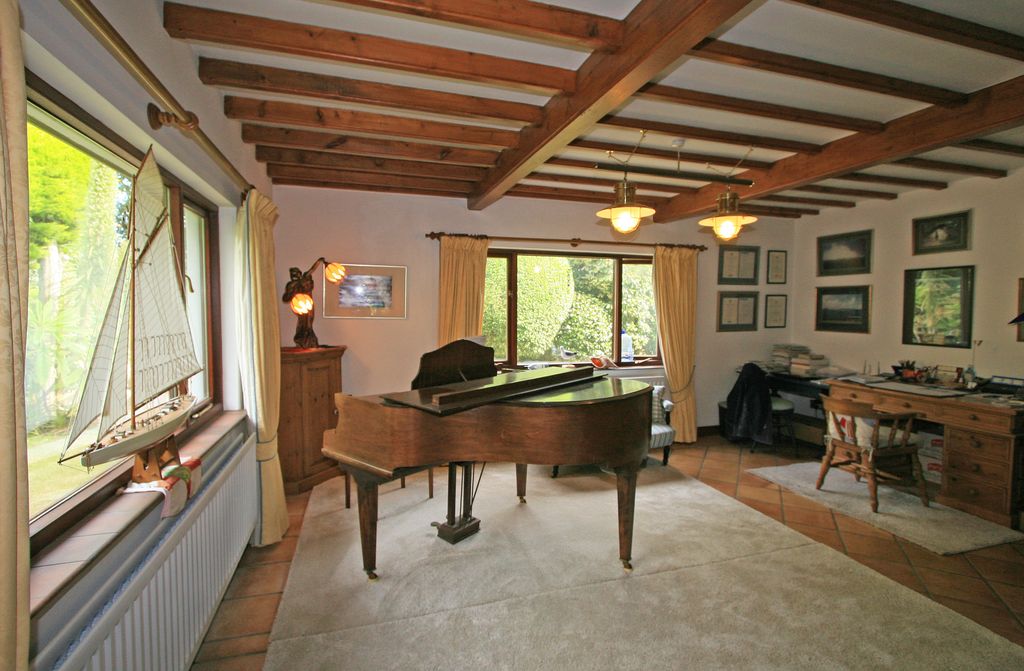 Property photo 3 of 25