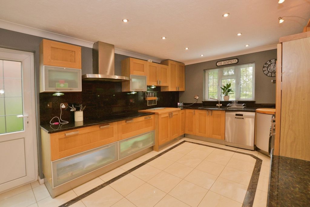 Property photo 3 of 23 Kitchen
