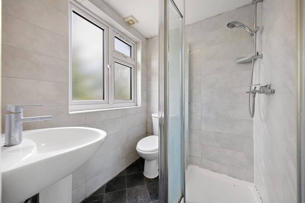 Property photo 3 of 25