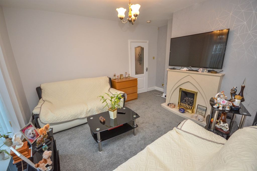 Property photo 3 of 12 Lounge