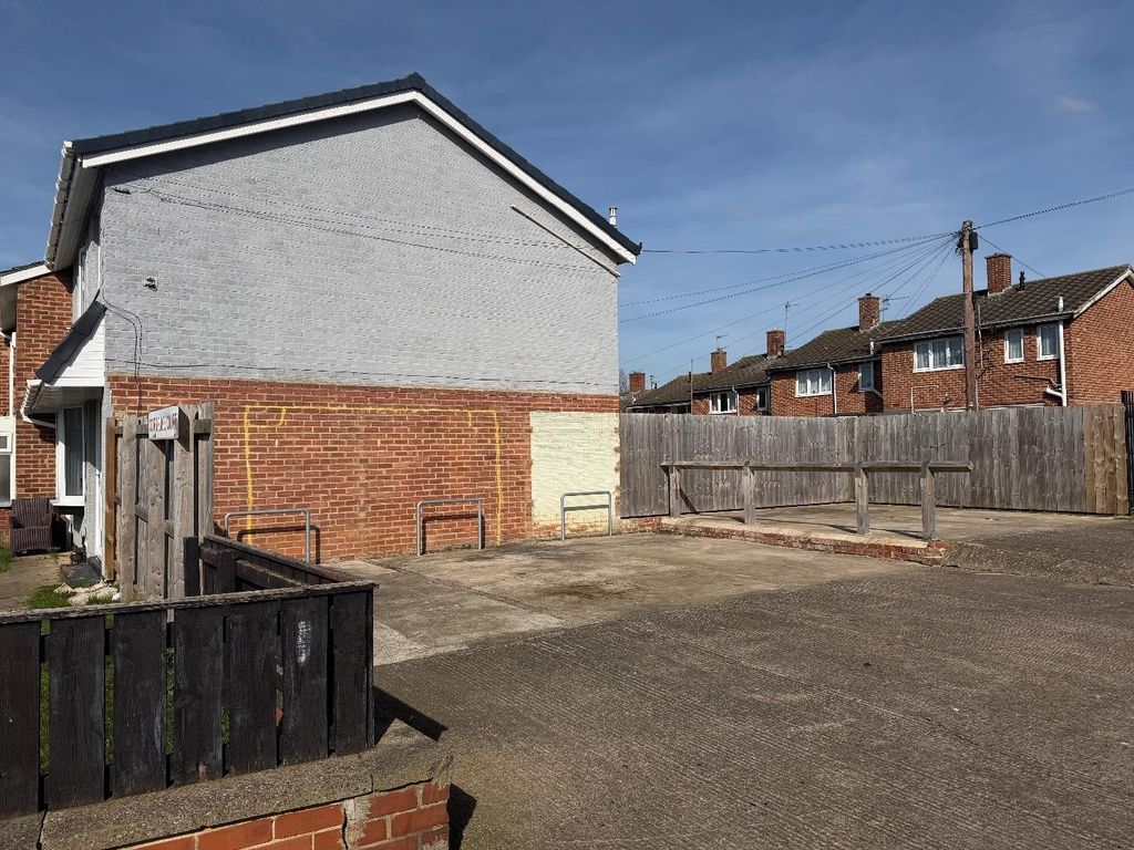 Property photo 3 of 10 Parking