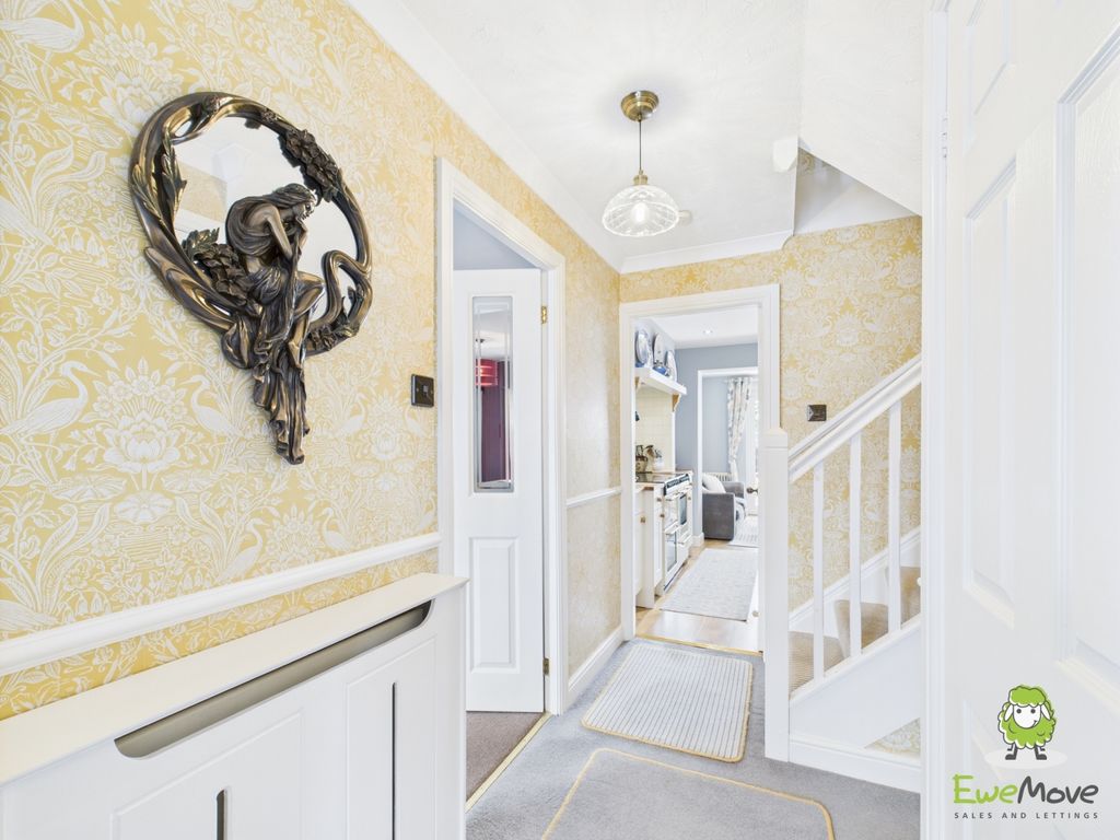 Property photo 2 of 30 Ewemove Estate Agents Basingstoke