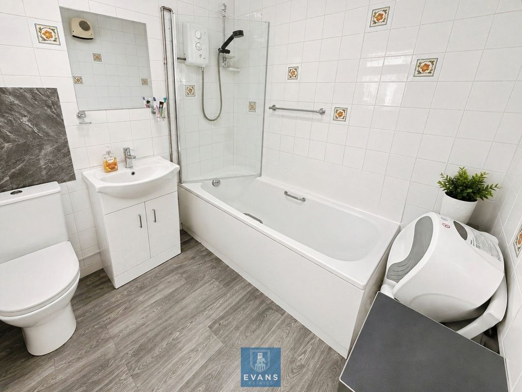 Property photo 3 of 9 Bathroom