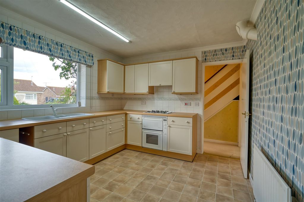 Property photo 3 of 10 Kitchen