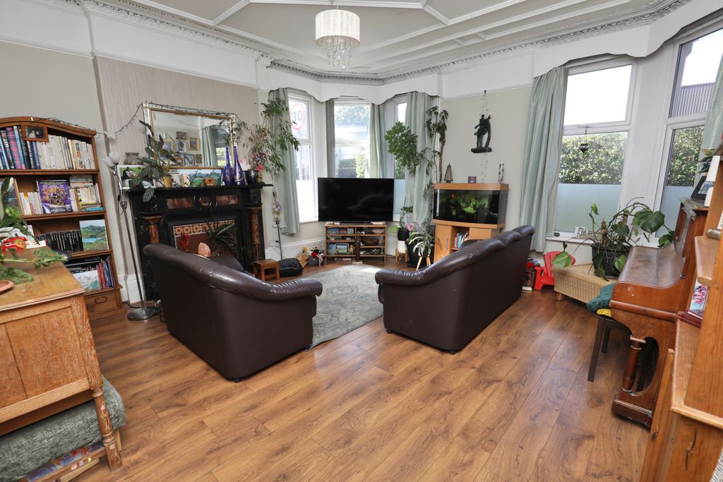 Property photo 2 of 16 Lounge