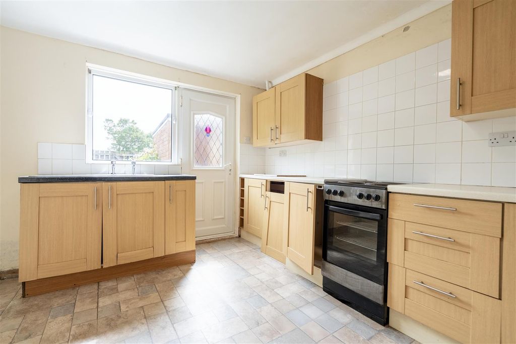 Property photo 3 of 8 Kitchen