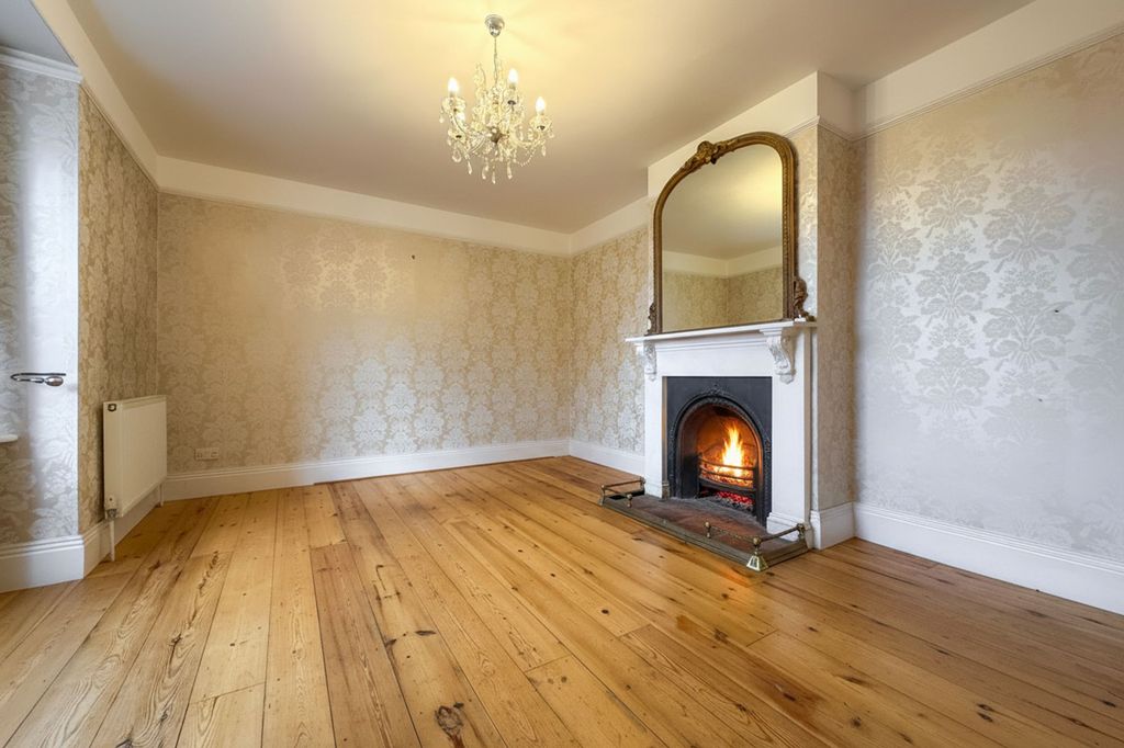 Property photo 2 of 27