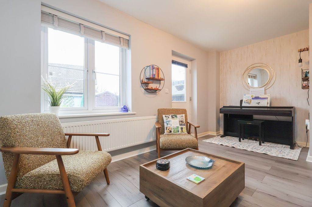 Property photo 3 of 21 Living Room