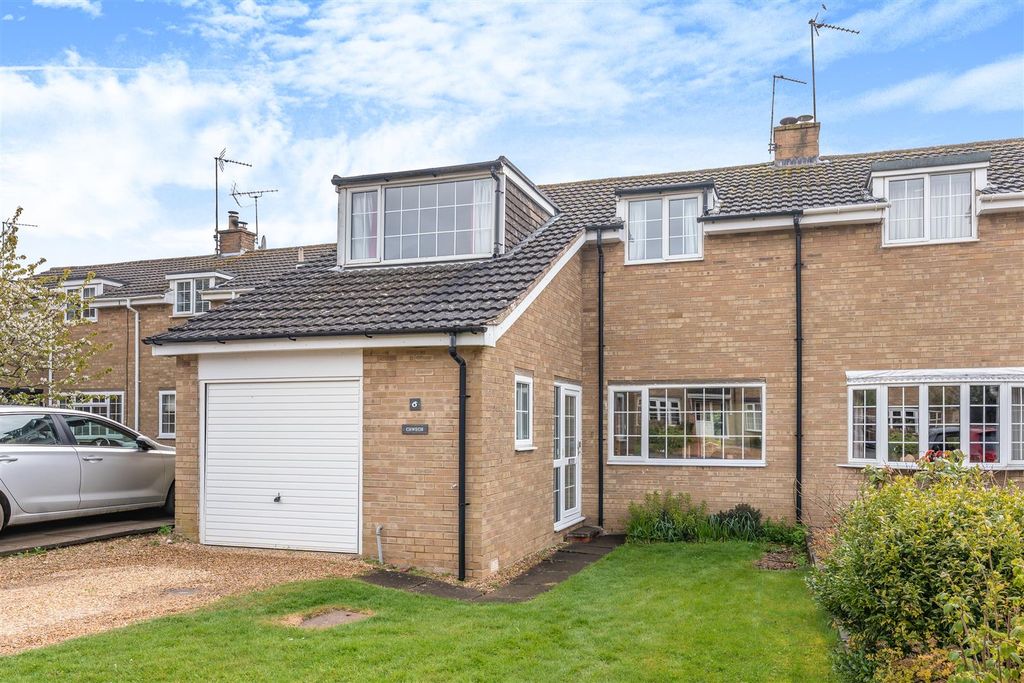 Property photo 1 of 18 6 Gulliver's Close, Horley-2.Jpg