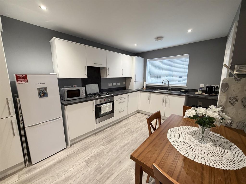 Property photo 2 of 9 Kitchen