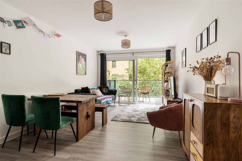Property photo 1 of 24 Hoffmans Road, E17