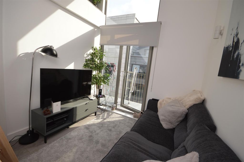 Property photo 3 of 7 Lounge