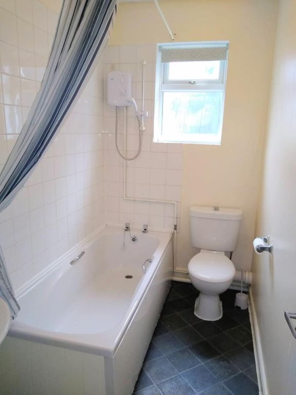 Property photo 3 of 8 Bathroom.Jpeg