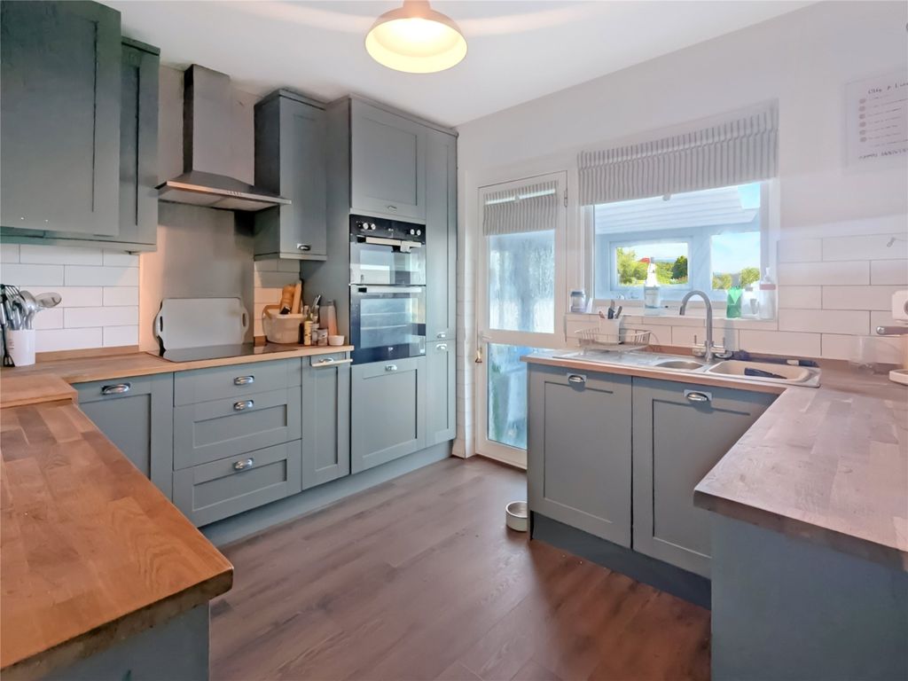 Property photo 3 of 9 Kitchen