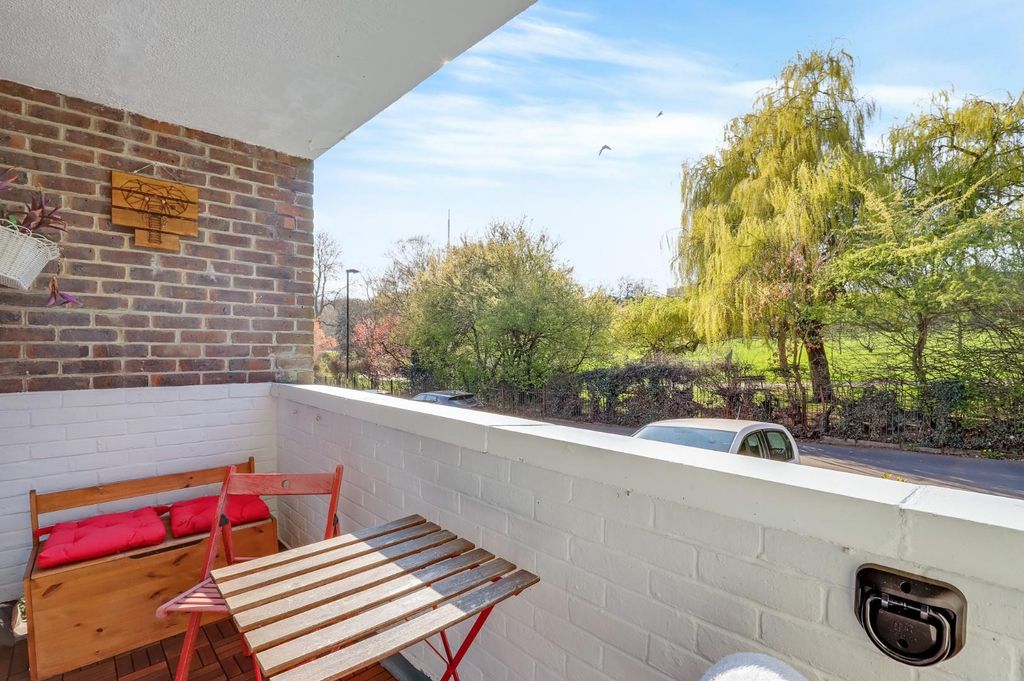 Property photo 3 of 18 02-8003Jhpropworld - Flat 10 Wells Park Court - 34