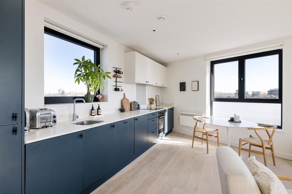 Property photo 3 of 30 London Road, E13